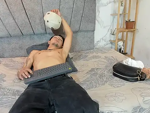 Show modela Brian_77_ na web-kameri