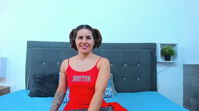 Amaraluxee: διαδικτυακό σόου στην κάμερα