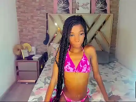 הופעת וובקאם של Little_ebonyx