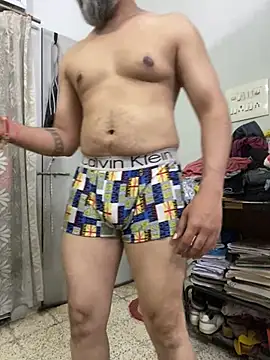 Show modela naughty-40-male na web-kameri
