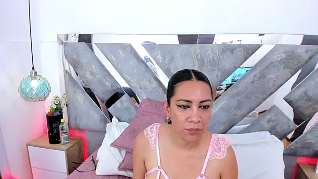 Chat +18 de Chloe_Milf_ ao vivo