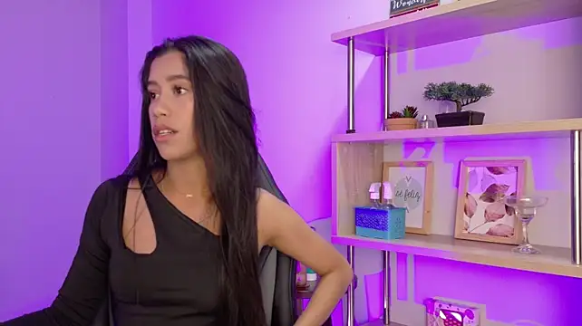 EmmiShery Chat XXX in diretta
