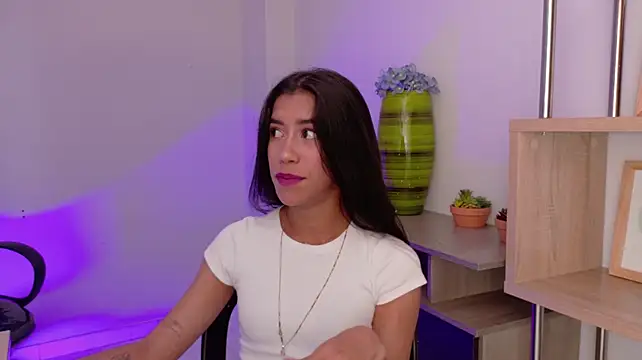 EmmiShery Chat XXX in diretta