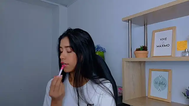 دردشة EmmiShery الجنسية المباشرة