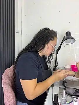 Nails_Lucian Webbikameraesitys