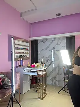 Show modela Nails_Lucia na web-kameri