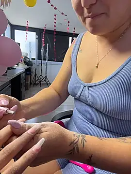 Nails_Lucia: διαδικτυακό σόου στην κάμερα