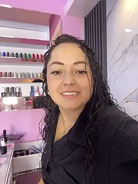 Nails_Lucian Webbikameraesitys