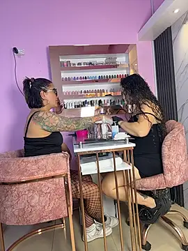 Nails_Lucia: διαδικτυακό σόου στην κάμερα