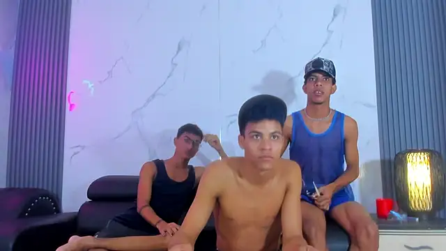 Show modela Xxx_hot23cm na web-kameri