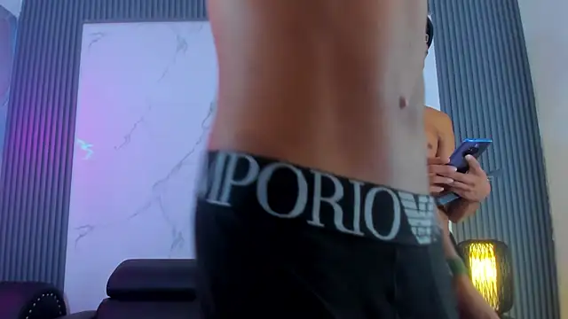 Xxx_hot23cm: διαδικτυακό σόου στην κάμερα