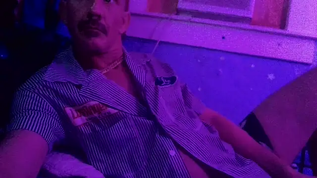 Show modela halfwayhausGUY na web-kameri