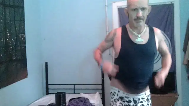 halfwayhausGUYn Webbikameraesitys