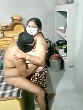 RajSaumya69: διαδικτυακό σόου στην κάμερα