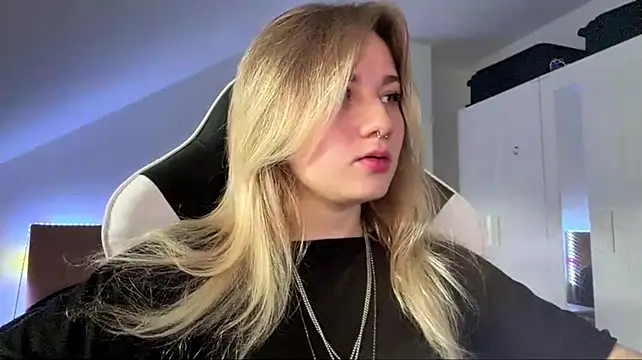Show modela tutsicutie na web-kameri