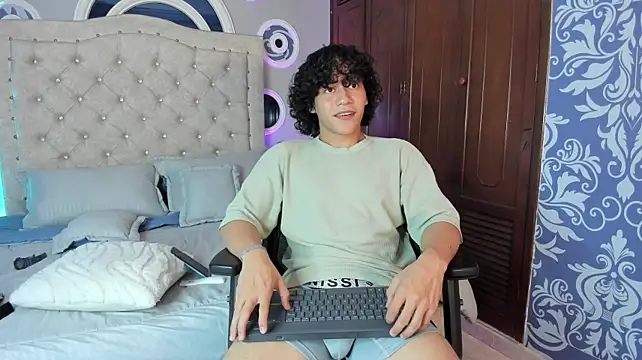 adrian_black86306's Webcam Show