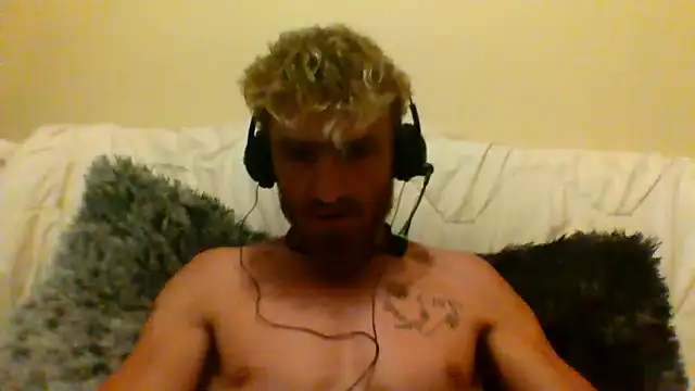 stich_wants_babmi's Webcam Show