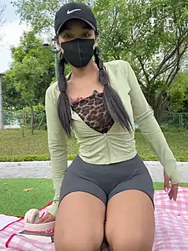 HoneyNana2000 – Naživo XXX chat