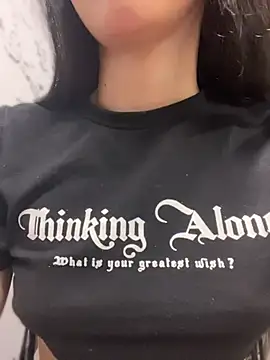 _miapetite: διαδικτυακό σόου στην κάμερα