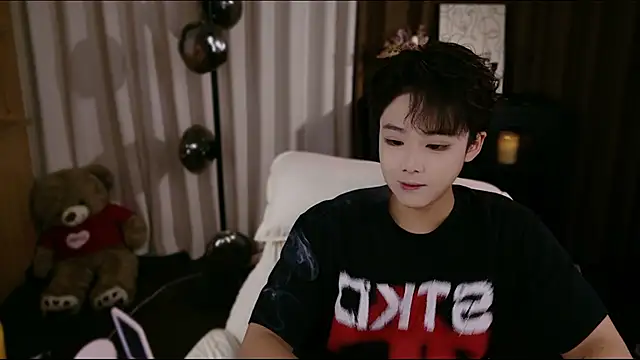CaiYizhixun Show in webcam