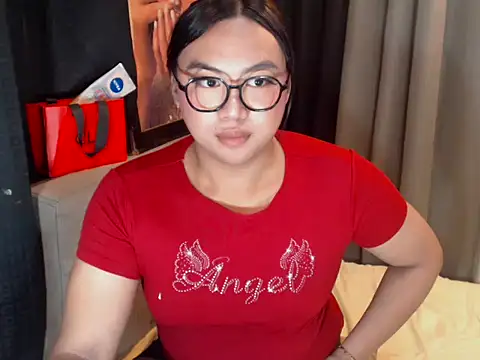 Show modela AsianHotPrecious na web-kameri