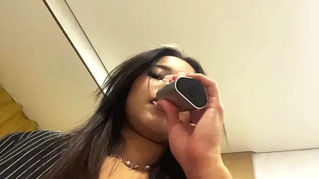 ShereeSalkeld Show in webcam