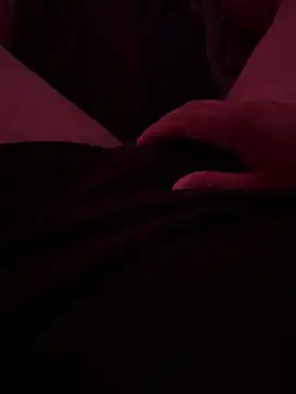 hellakiki21: διαδικτυακό σόου στην κάμερα