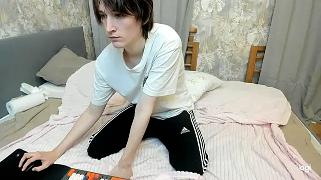 Ash_Foxglove Webcam-Show