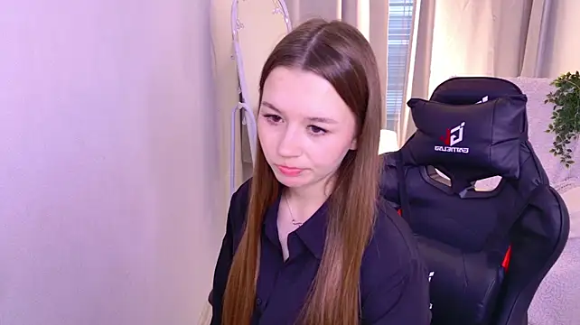 RileyBloomss Show in webcam
