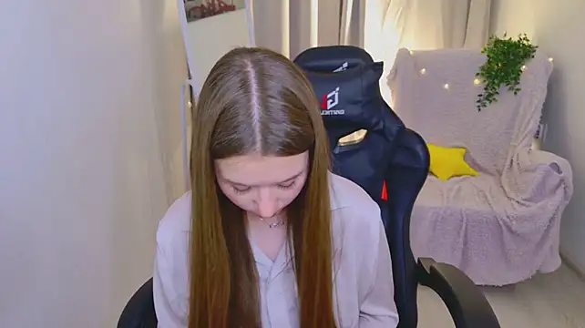 RileyBloomss Show in webcam