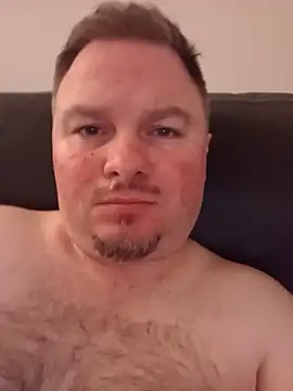 Show modela JdaddyGirthy na web-kameri