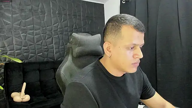 Show modela AlexTowerss na web-kameri