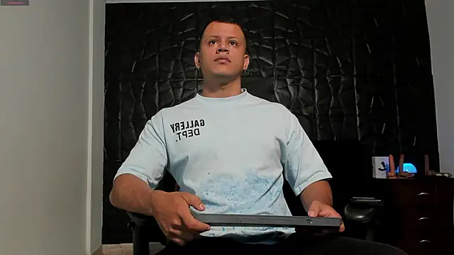 Show modela AlexTowerss na web-kameri