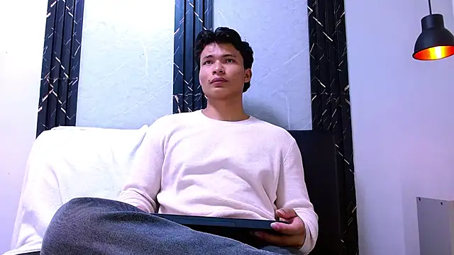 GoldenBoy_23 Show in webcam