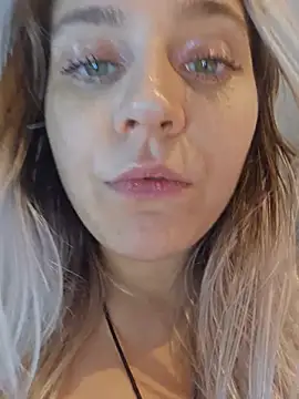 ScarletsWeb Show in webcam