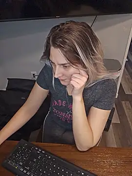 הופעת וובקאם של ScarletsWeb