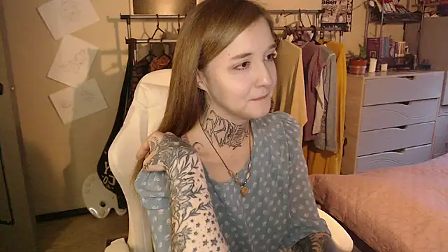 Taissa_Harmon Show in webcam