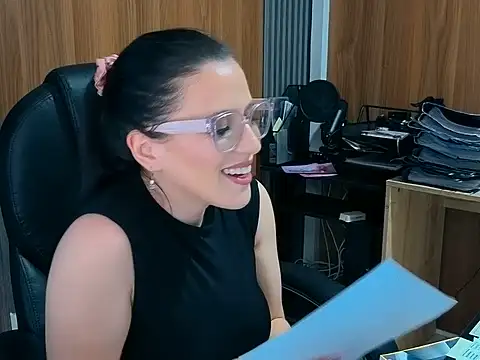 ela-04 Adlı Modelin Canlı XXX Sohbeti