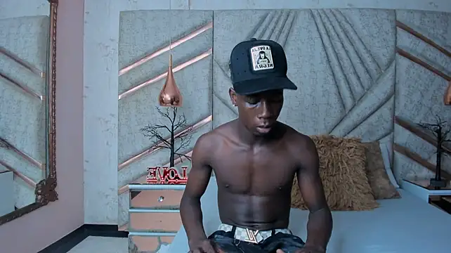 Show modela SmithBonilla na web-kameri