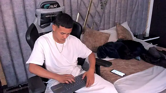 Show modela GabrielGandi na web-kameri