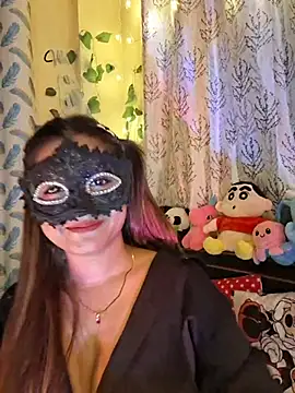 Kiara_97: διαδικτυακό σόου στην κάμερα