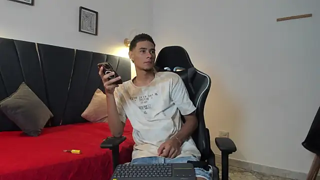 Pokazy przed kamerką – kenix_cum23