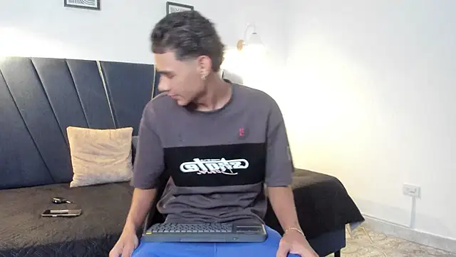 kenix_cum23 Webcam show