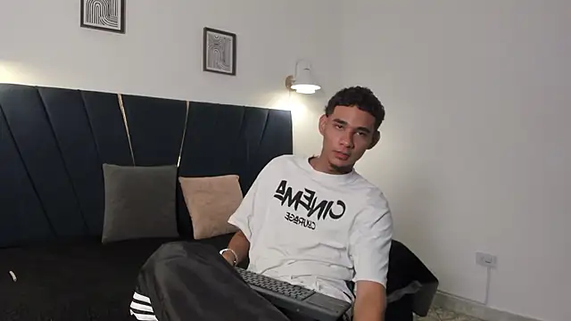 kenix_cum23 Adlı Modelin Web Kamerası Şovu