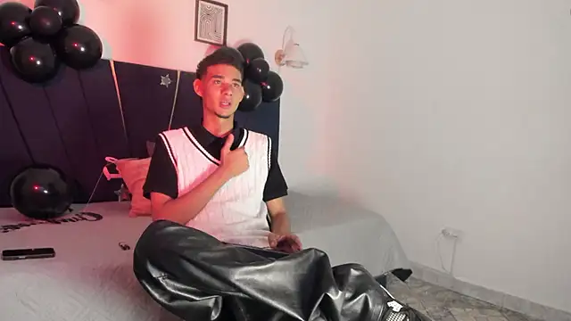kenix_cum23 Adlı Modelin Web Kamerası Şovu