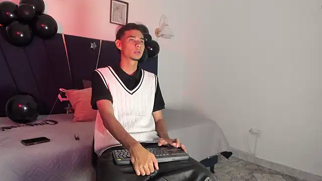 Show de kenix_cum23 na webcam