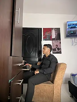 Show modela Enzomoretti__ na web-kameri