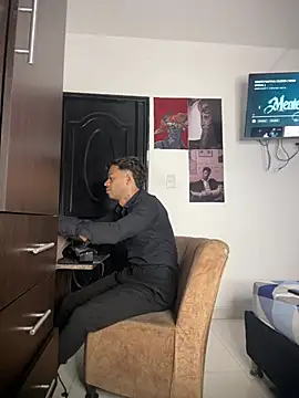 Show modela Enzomoretti__ na web-kameri