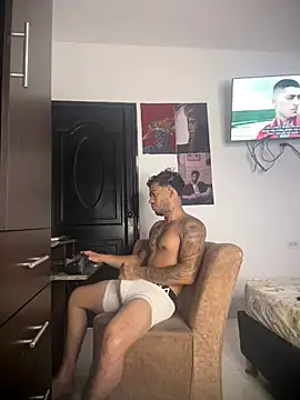 Show modela Enzomoretti__ na web-kameri