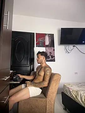 Enzomoretti__ Show in webcam